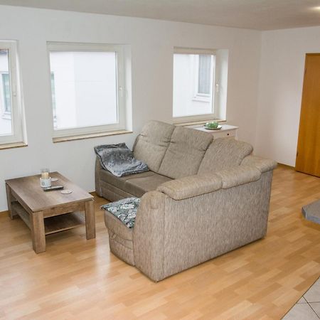 Schoene 2-Raum-Wohnung Im Zentrum Waltershausens Bagian luar foto