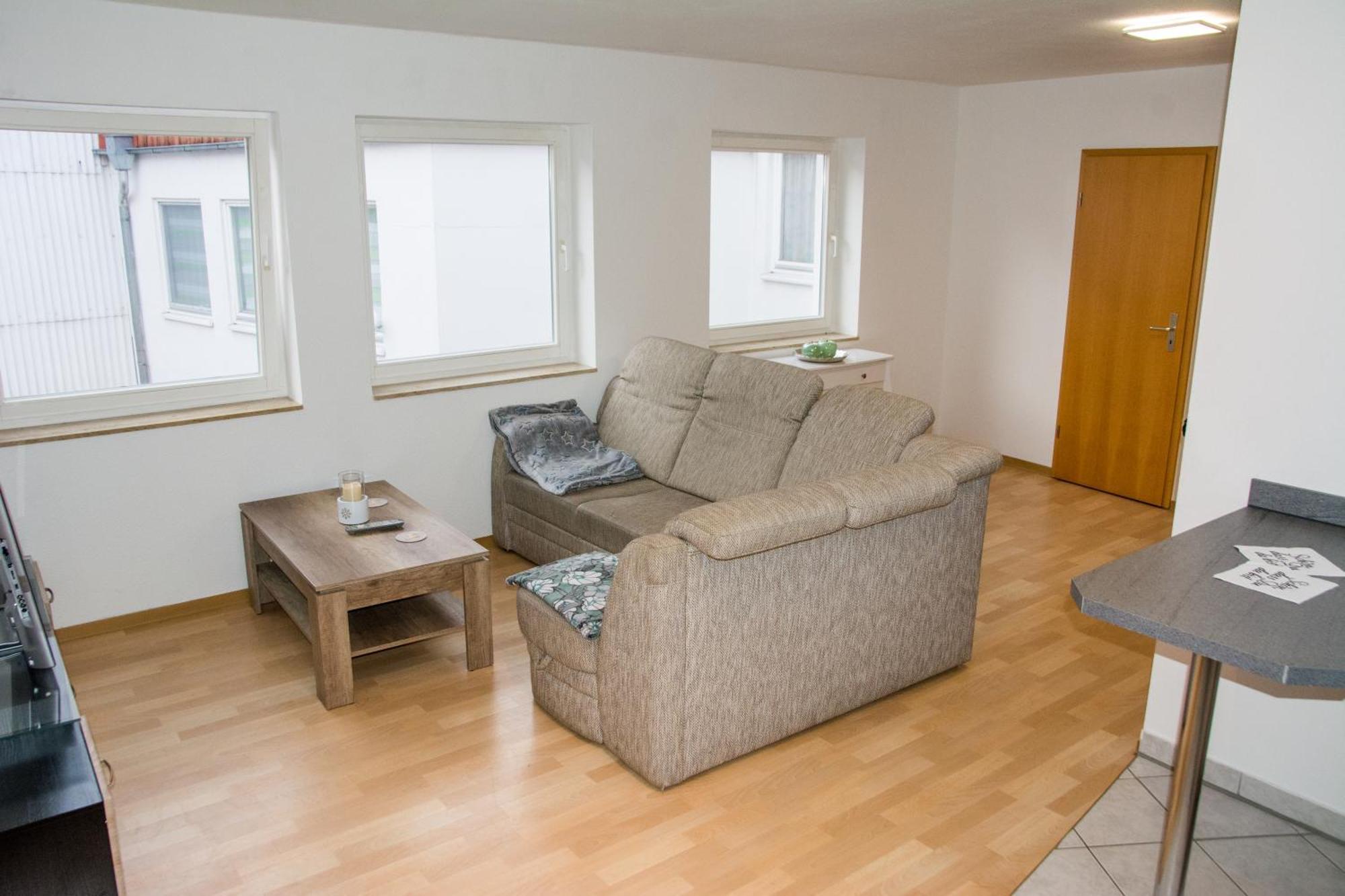 Schoene 2-Raum-Wohnung Im Zentrum Waltershausens Bagian luar foto