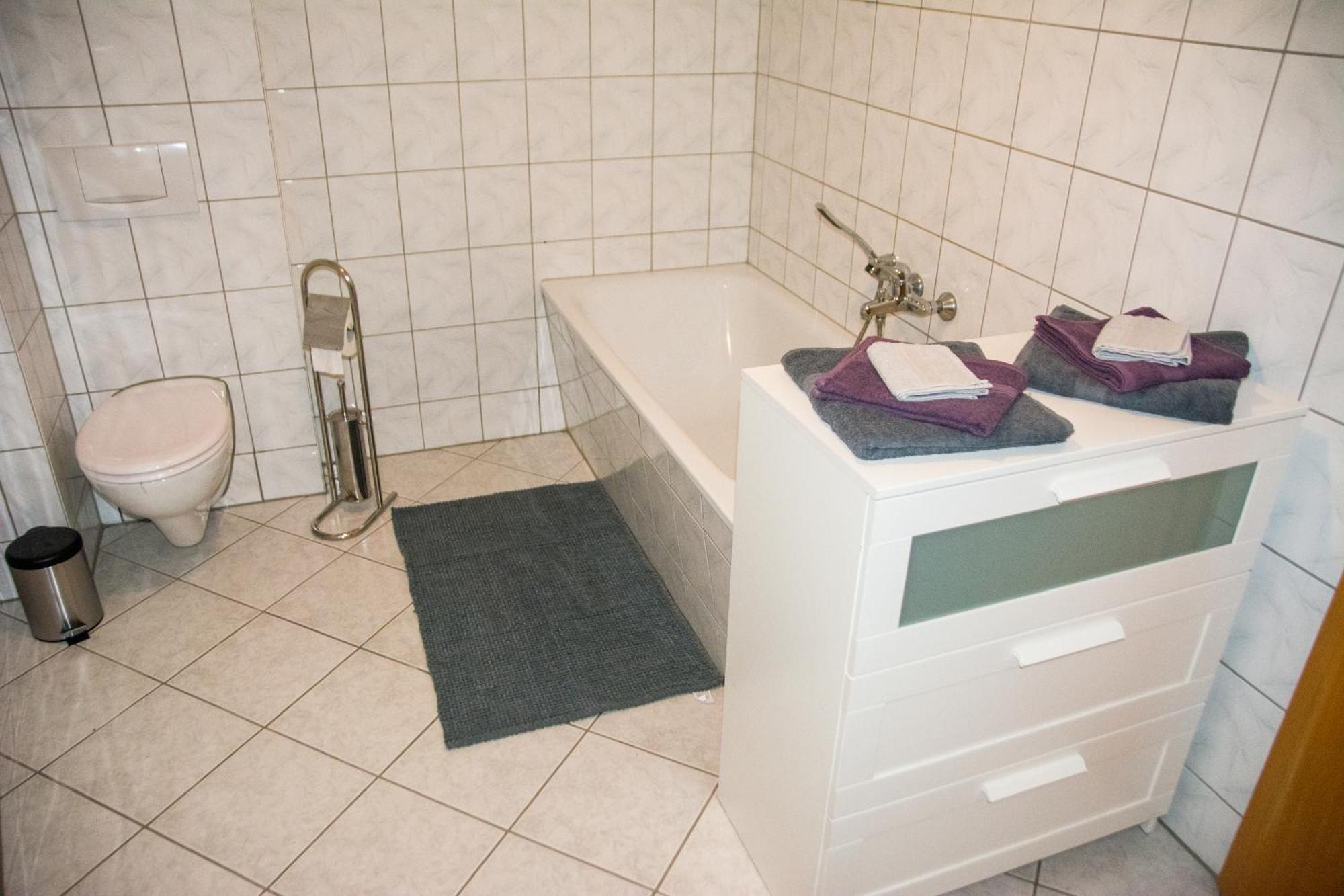 Schoene 2-Raum-Wohnung Im Zentrum Waltershausens Bagian luar foto
